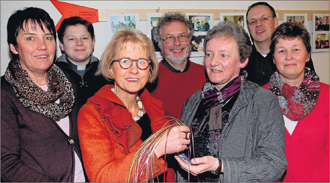 Marianne Schröder mit Blumenstrauß, Caritaskonferenz Belecke, Copyright: J. Schmitz, Soester Anzeiger